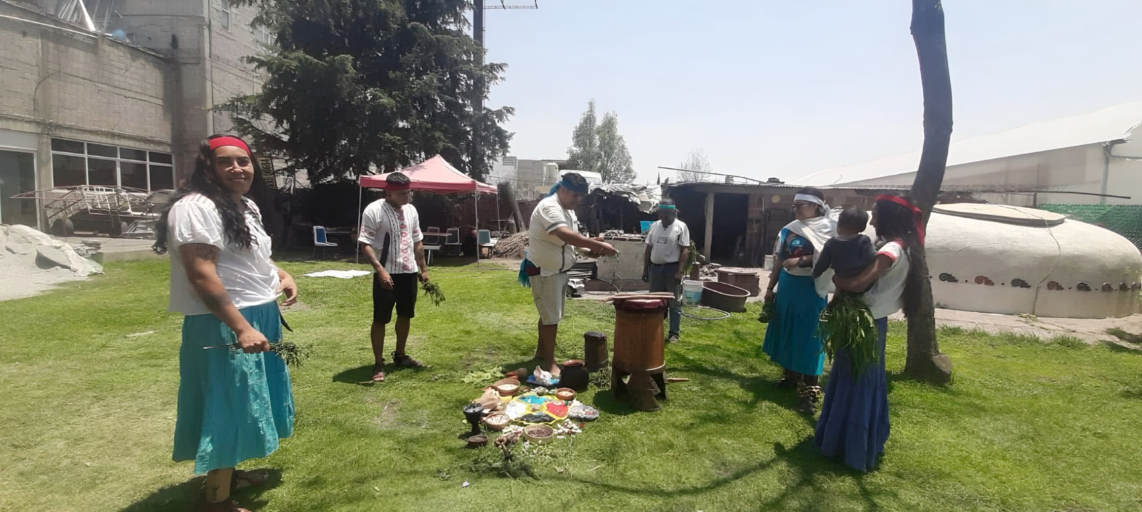 El jardín del temazcal durante una ceremonia, con el domo al fondo