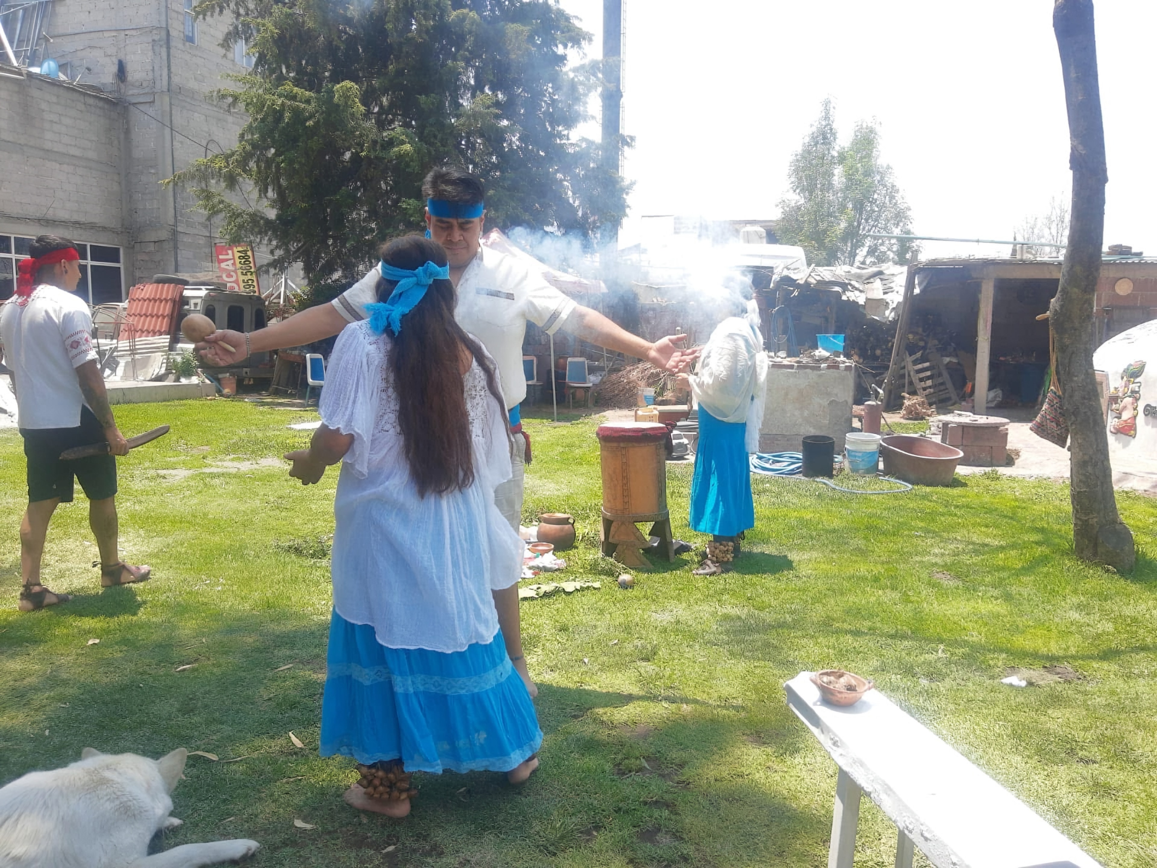 Danza ceremonial con humo de copal en el jardín del temazcal