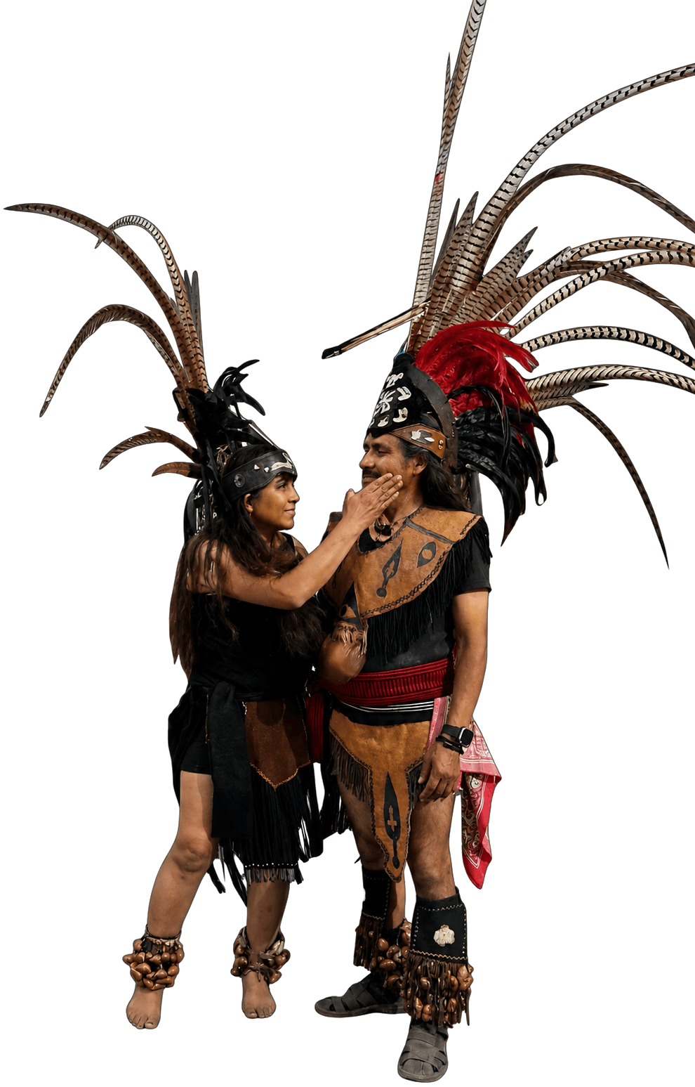 Román y Ehecacihuatl, los temazcaleros que guían la ceremonia, con penachos de plumas y atuendo de danza tradicional